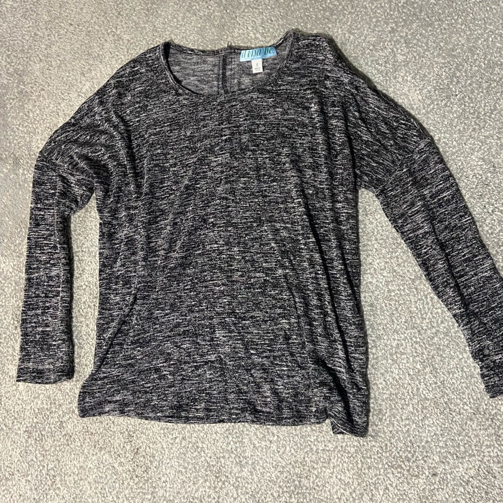 Light sweater shirt. Gray/black/white.